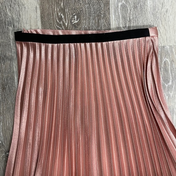 Zara faux leather pleated midi skirt, size XS. - Picture 3 of 5